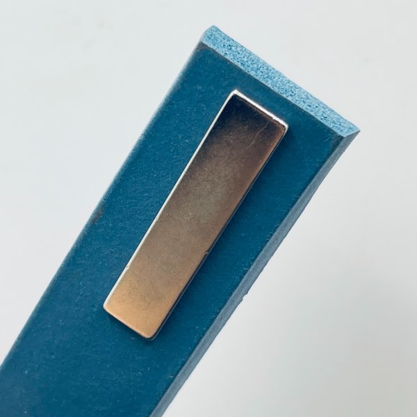 Metal detectable sponge silicone profile for food contact